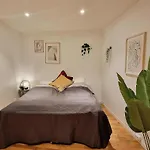 Apartmán Center Retreat With King Bed