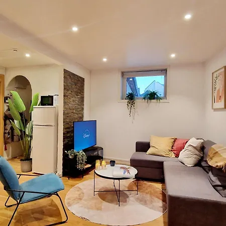 Center Retreat With King Bed Apartment